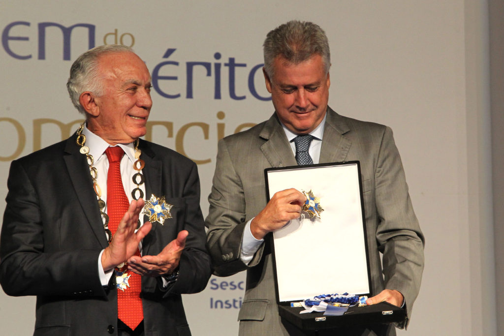 O presidente da Fecomércio-DF, Adelmir Santana, e o governador Rodrigo Rollemberg.