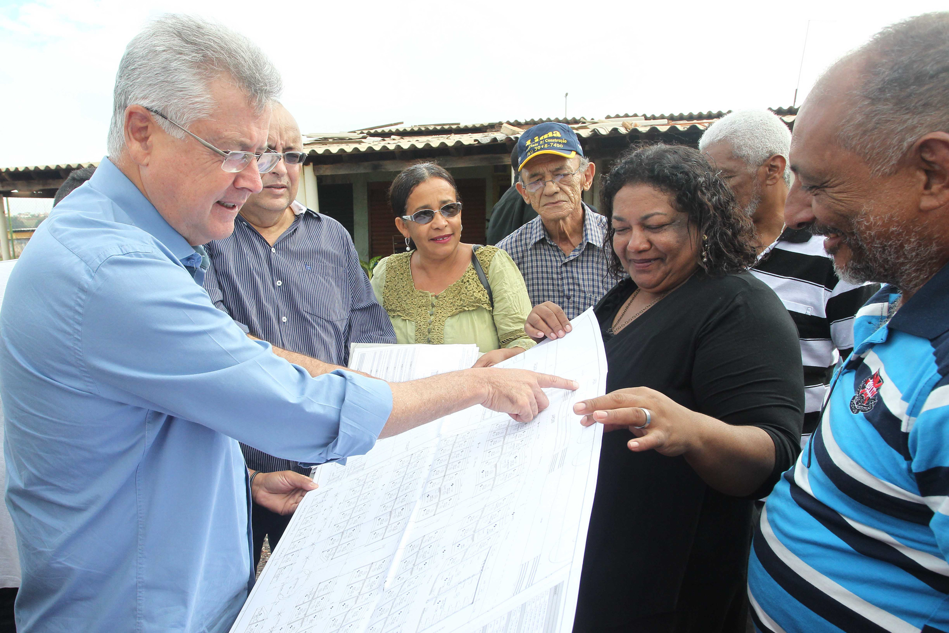 Antes da comemoração da entrega das escrituras, o governador Rodrigo Rollemberg visitou a Feira Permanente do Recanto das Emas, na Quadra 306, da região administrativa