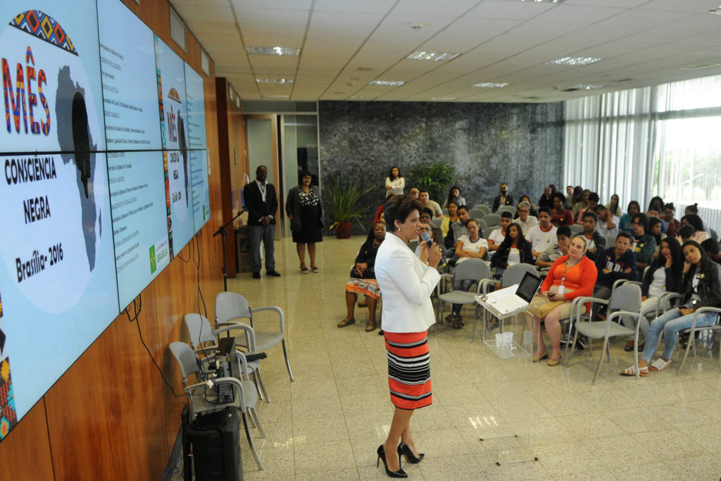 A presidente da Comissão de Igualdade Racial da OAB-DF, Indira Quaresma, ministrou palestra sobre o racismo na cultura brasileira.