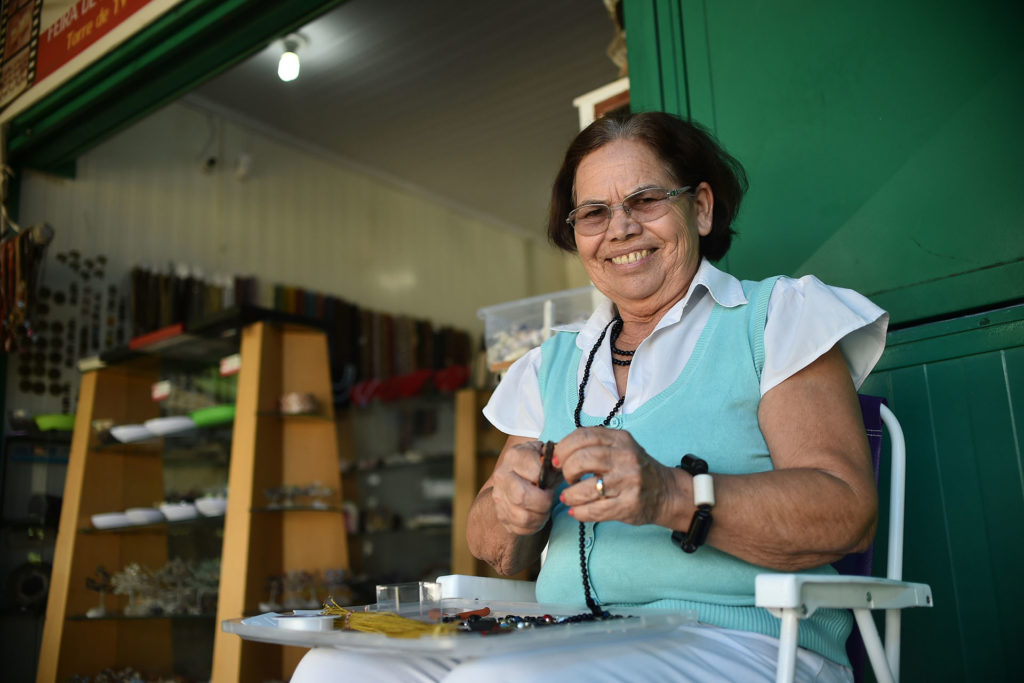 A artesã Teresinha Marques, de 72 anos, já recorreu diversas vezes às cartas de crédito do Prospera para investir no negócio.