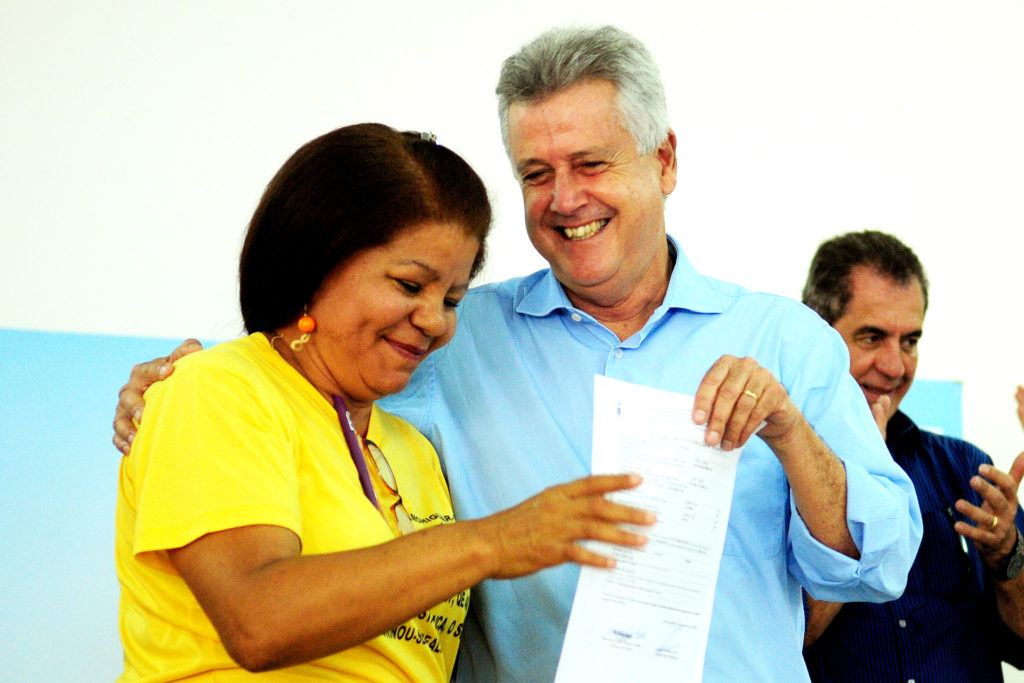 Teresa Ferreira Dias, de 54 anos, presidente da Associação de Moradores das Ocupações Históricas das QS 38 e 40 e Inquilinos do Guará recebeu o alvará das mãos do governador Rollemberg..