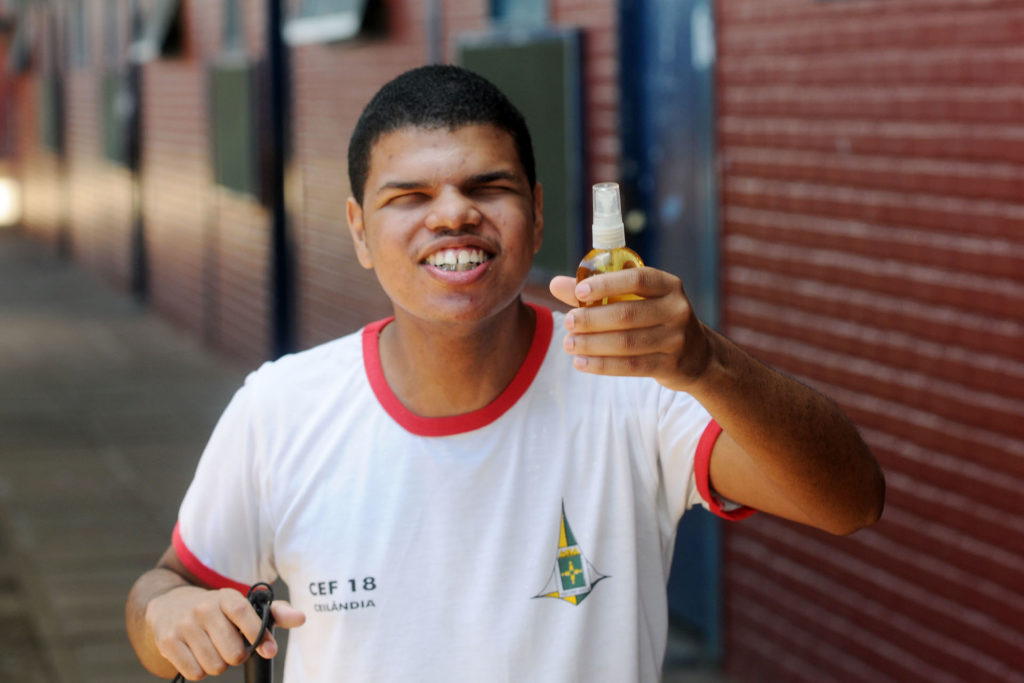 O aluno do Centro de Ensino Fundamental 19, Harley Rodrigues é deficiente visual e ajudou na fabricação de um repelente caseiro, que foi distribuído na comunidade.