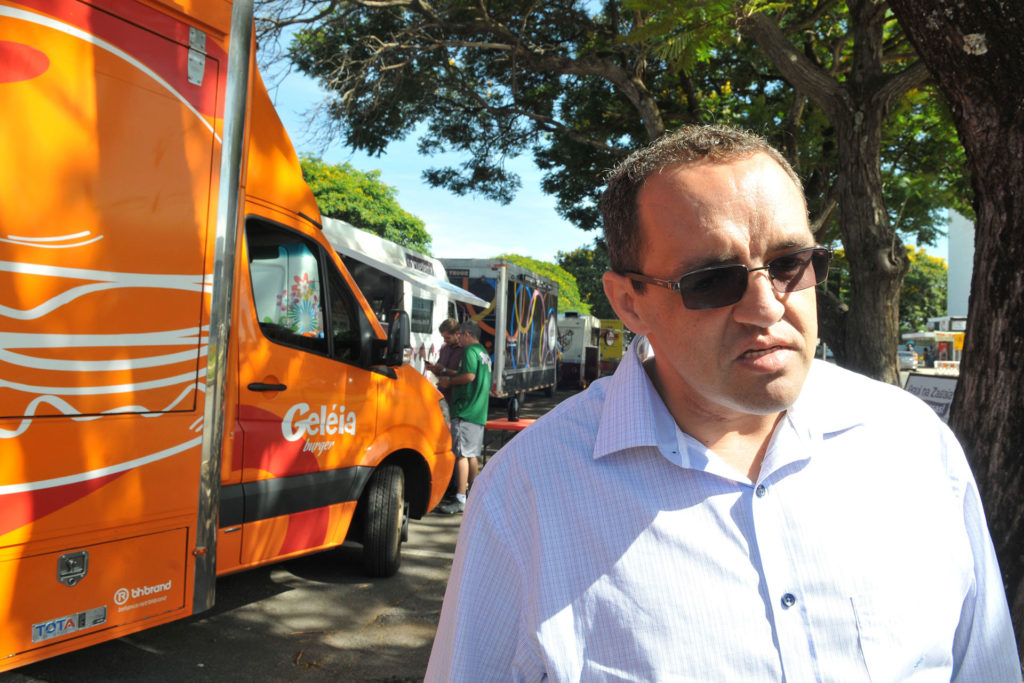 “O principal de tudo é a segurança de poder trabalhar de maneira legalizada”, comemorou o empresário sócio proprietário da rede Geléia Burger Alexandre Santos. 