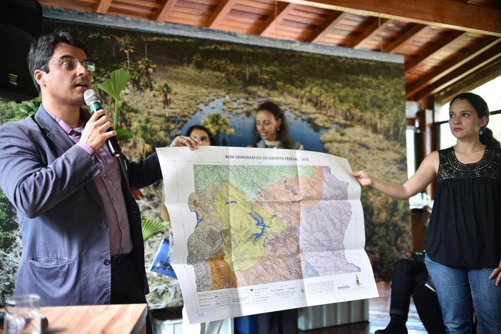 O secretário do Meio Ambiente, André Lima apresenta do mapa das bacias hidrográficas do DF. 