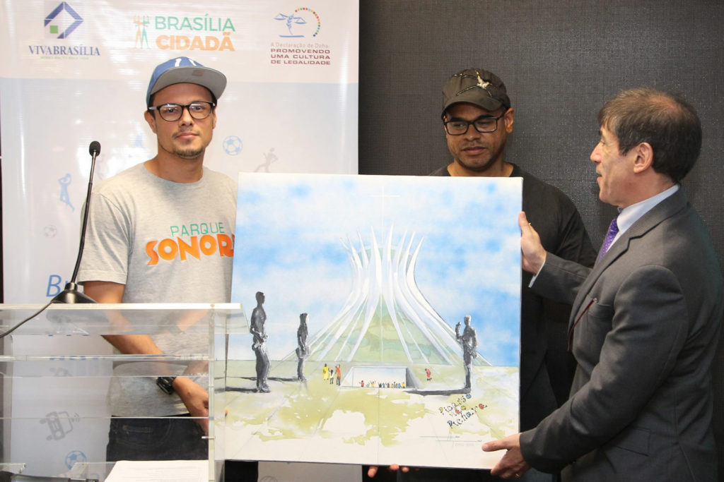 Na solenidade, o representante da UNODC no Brasil, Rafael Franzini, recebeu um quadro pintado por jovens que participam do programa Picasso não Pichava. 