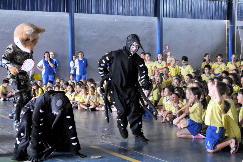 A performance é uma das ações do grupo de teatro Lobo-Guará, da Polícia Militar.