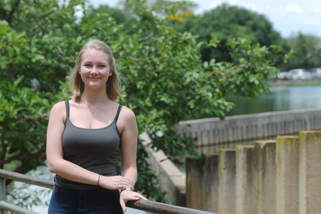 A russa Yana Gulis, de 18 anos, escolheu o borboletário para atuar como voluntária.