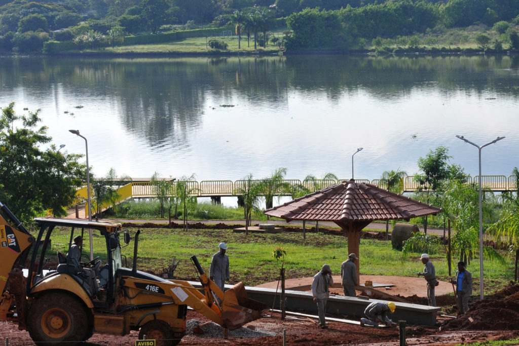 Parte do plano de recuperação da orla do Lago Paranoá, as obras do Deck Sul estão 80% executadas.