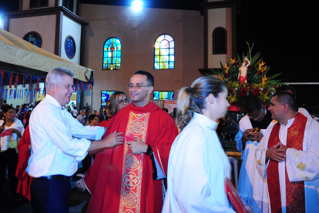 O governador Rollemberg cumprimenta o pároco da Paróquia de São Sebastião, padre Ricardo Nascimento Guimarães. 