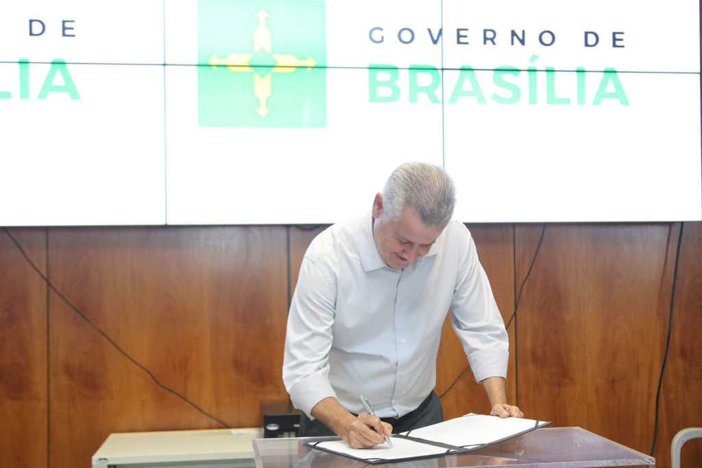 O governador Rodrigo Rollemberg assina decreto que autoriza o uso do nome social em todo o governo do DF. 