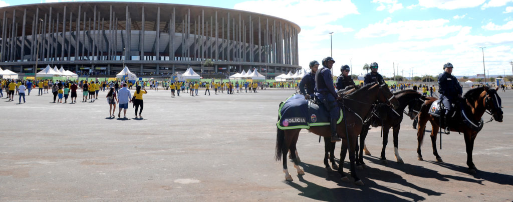 Policiais militares fazem segurança de torcedores no Estádio Mané Garrincha antes da partida entre Brasil e África do Sul.