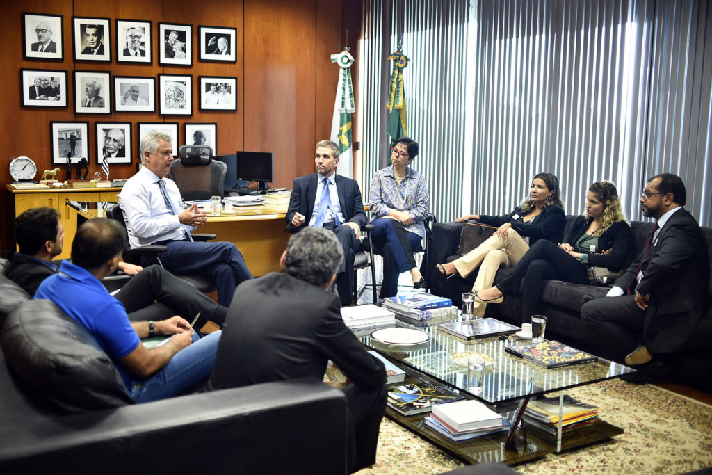 O governador Rollemberg e o secretário de Saúde, Humberto Fonseca, em reunião com representantes do Conselho de Saúde de Planaltina.