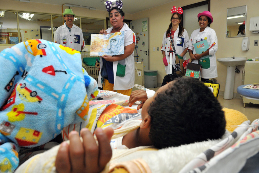 No Hospital Regional de Ceilândia, 22 voluntários, divididos em seis equipes, doam duas horas do dia para ler de maneira criativa para as crianças da enfermaria e as que ainda esperam atendimento