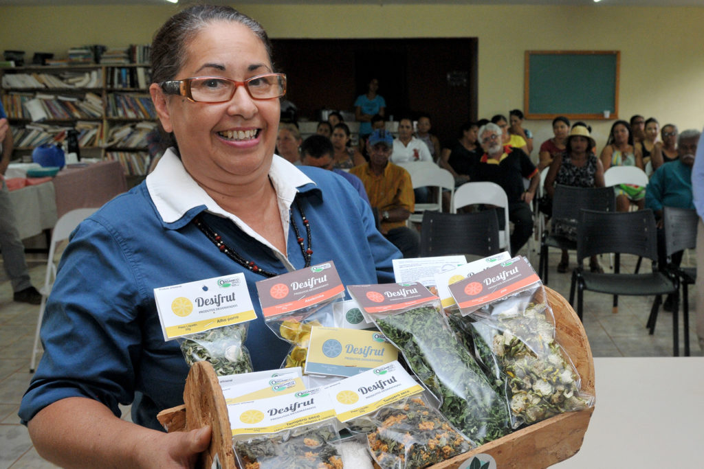 Norma Siqueira foi reconhecida por programa da Secretaria de Agricultura. Ela ganhou o selo de Boas Práticas Agropecuárias pela produção e venda de legumes, frutas e temperos desidratados.