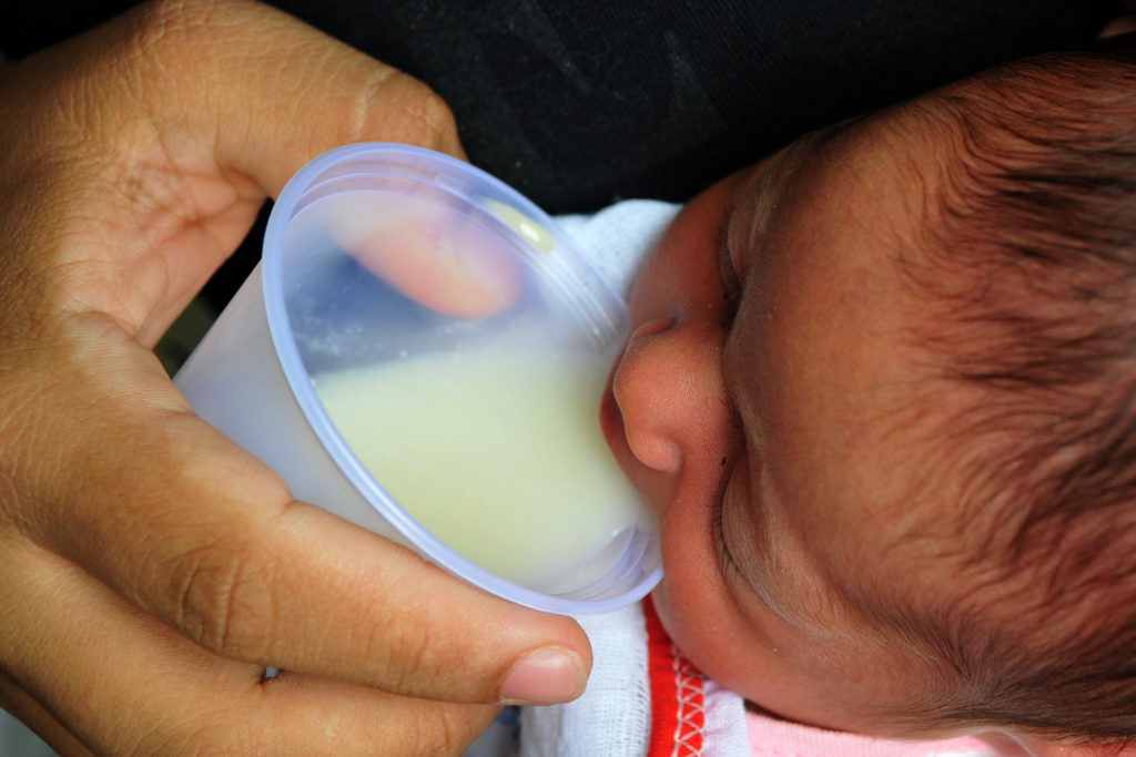 Emanuelly Teixeira, nascida no Hospital Regional da Asa Norte, recebeu leite humano fornecido pelo banco da unidade.