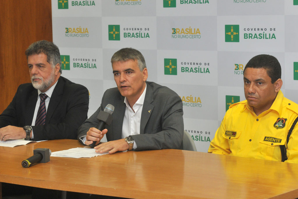 O diretor-geral do DER, Henrique Luduvice; o chefe da Casa Civil, Sérgio Sampaio; e o diretor-geral interino do Detran, Silvain Fonseca.