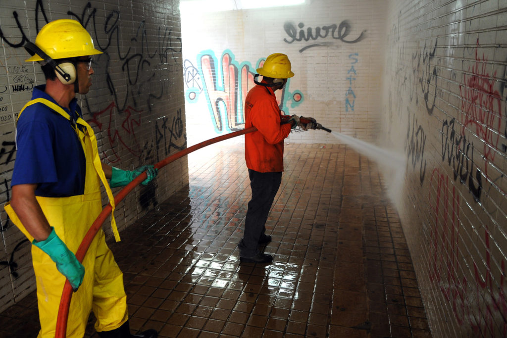Equipe da Novacap trabalha na limpeza da passagem subterrânea na altura do Setor Médico Hospitalar Sul. 