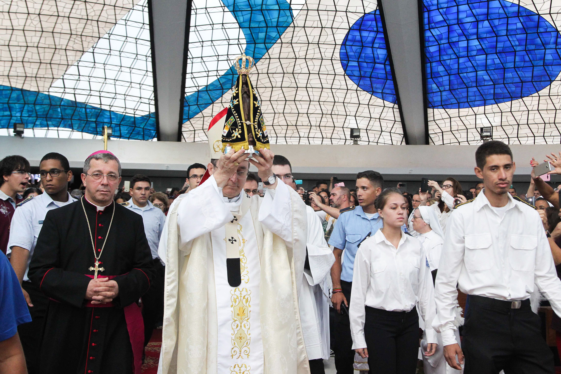 Imagem da padroeira chega à Catedral Metropolitana de Brasília nas mãos do cardeal dom Sergio da Rocha