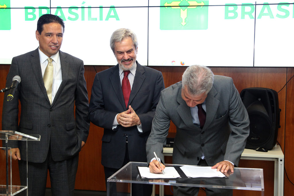 O diretor-representante do Banco de Desenvolvimento da América Latina, Victor Rico; o secretário geral da Organização de Estados Íbero-americanos, Paulo Speller; e o governador Rodrigo Rollemberg. 