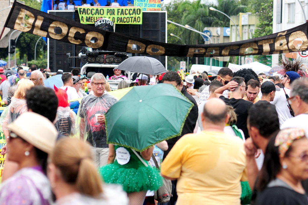 O tradicional bloco Pacotão desfila pelas ruas da Asa Norte.