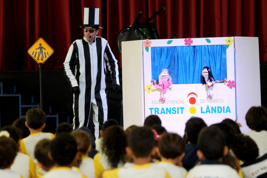 Para os pequenos, a Escola Vivencial de Trânsito do DER (Trânsitolândia) apresentou um esquete teatral.