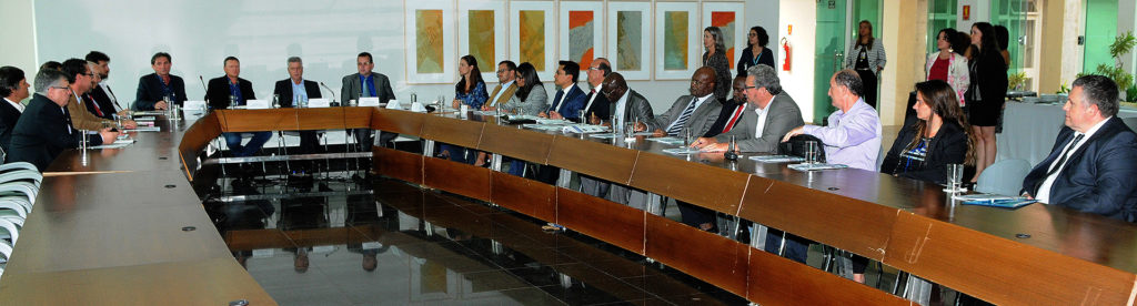 Agrobrasília foi apresentada a grupo de embaixadores por coordenadores da feira e o governador Rollemberg. 