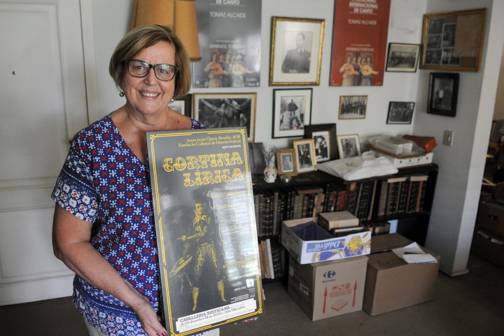 Silvia Jordan de Oliveira, de 74 anos, é sobrinha de de Asta-Rose Acailde. Nas mãos, o cartaz de uma ópera trazida a Brasília por Asta-Rose em 1988. A peça também foi doada ao Arquivo Público do Distrito Federal. 