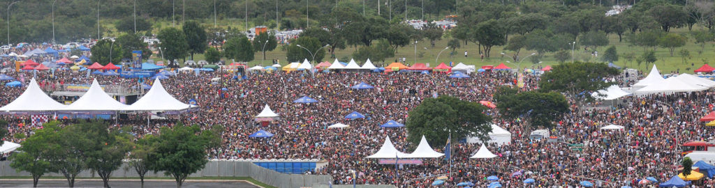 Cerca de 160 mil pessoas estiveram no Babydoll de Nylon, na Praça do Cruzeiro, no sábado (25).