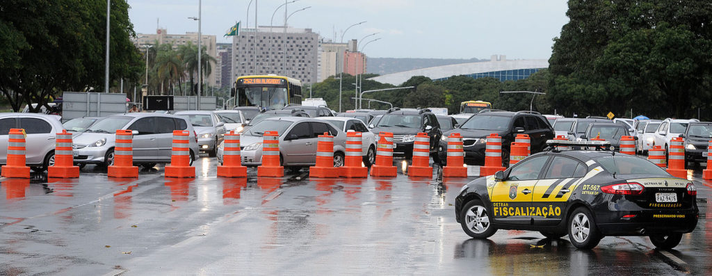 Órgãos de trânsito controlaram o fluxo de veículos na região dos blocos e fiscalizaram o consumo de álcool por condutores.