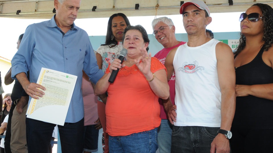 Governo regulariza lotes e entrega escrituras a moradores de ... - Agência Brasília - Governo de Brasília
