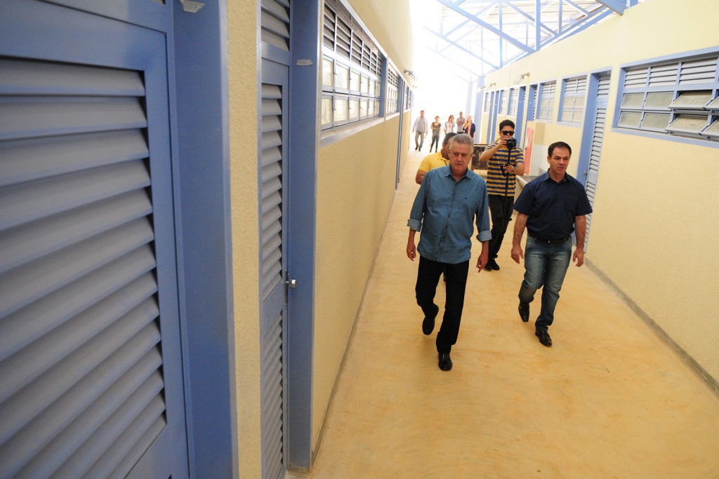 O governador Rodrigo Rollemberg, acompanhado do presidente da Novacap, Júlio Menegotto, vistoriou as obras da nova unidade da Escola Classe Guariroba, em Samambaia