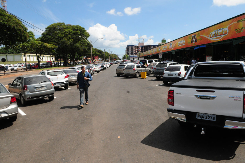 A reforma do estacionamento da Feira Central de Ceilândia foi entregue com novo asfalto e repintura de faixas.