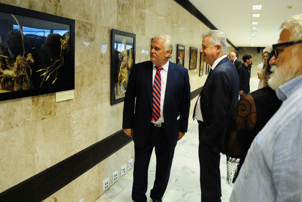 O embaixador da Bulgária, Valeri Yotov, o governador Rodrigo Rollemberg e o fotógrafo Nicolay Genov, que capturou as imagens expostas