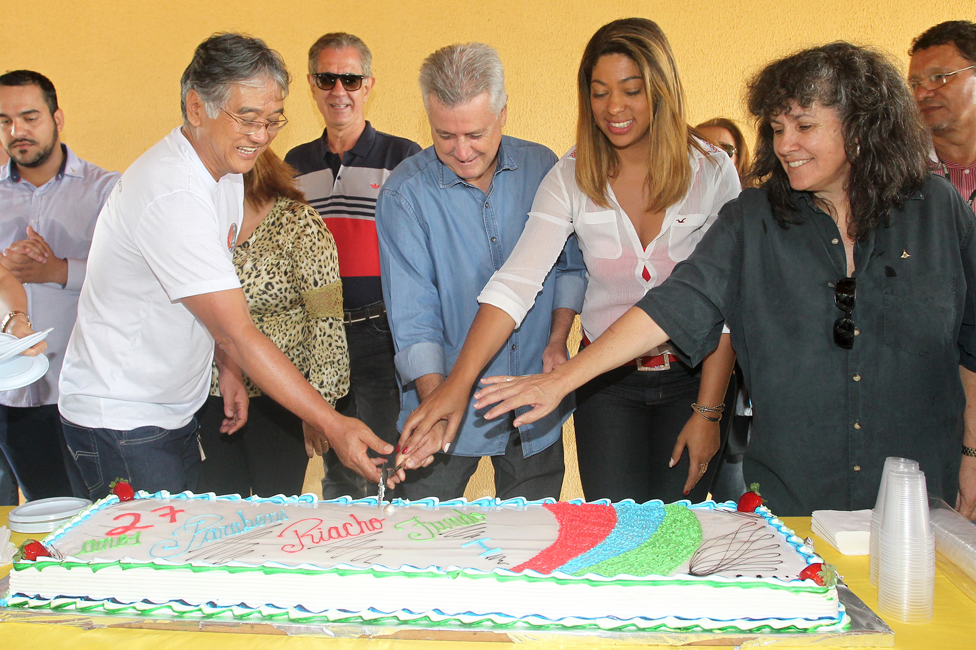 O tradicional corte de bolo de aniversário do Riacho Fundo I contou com a presença do governador Rodrigo Rollemberg, entre outras autoridades