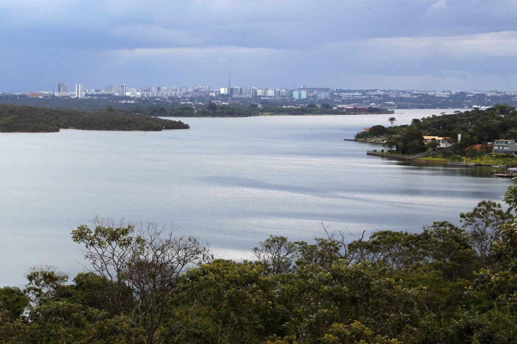 Parte norte do Lago Paranoá. 