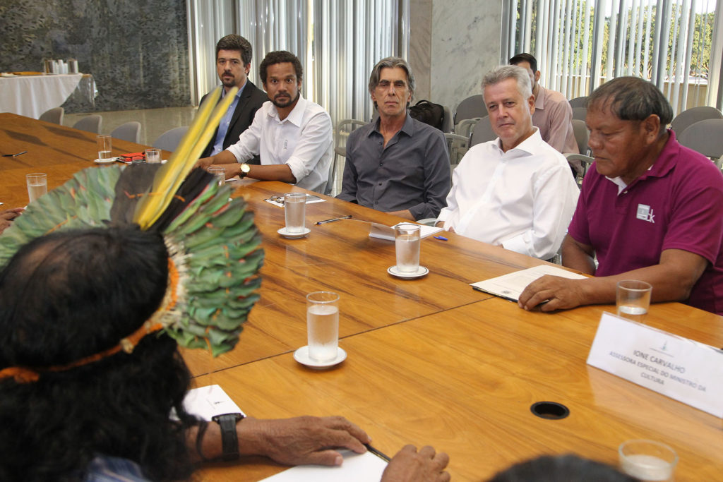Lideranças mato-grossenses da reserva do Xingu em reunião com o governador Rodrigo Rollemberg nesta sexta-feira (17). 