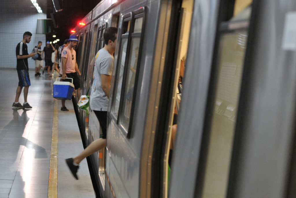 Por volta de 21h15, foliões embarcavam com tranquilidade na Estação Galeria do Metrô-DF.
