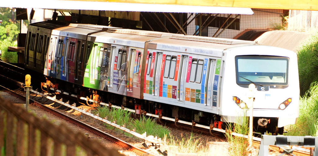Trem do Metrô-DF com adesivos que ilustram os 17 objetivos de desenvolvimento sustentável da ONU. 