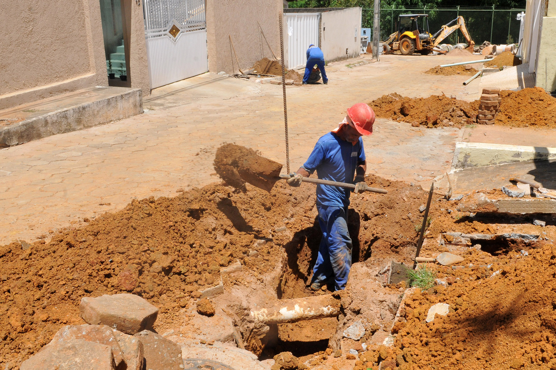 Obras no Bernardo Sayão incluem instalação de redes de esgoto, drenagem pluvial e pavimentação asfáltica