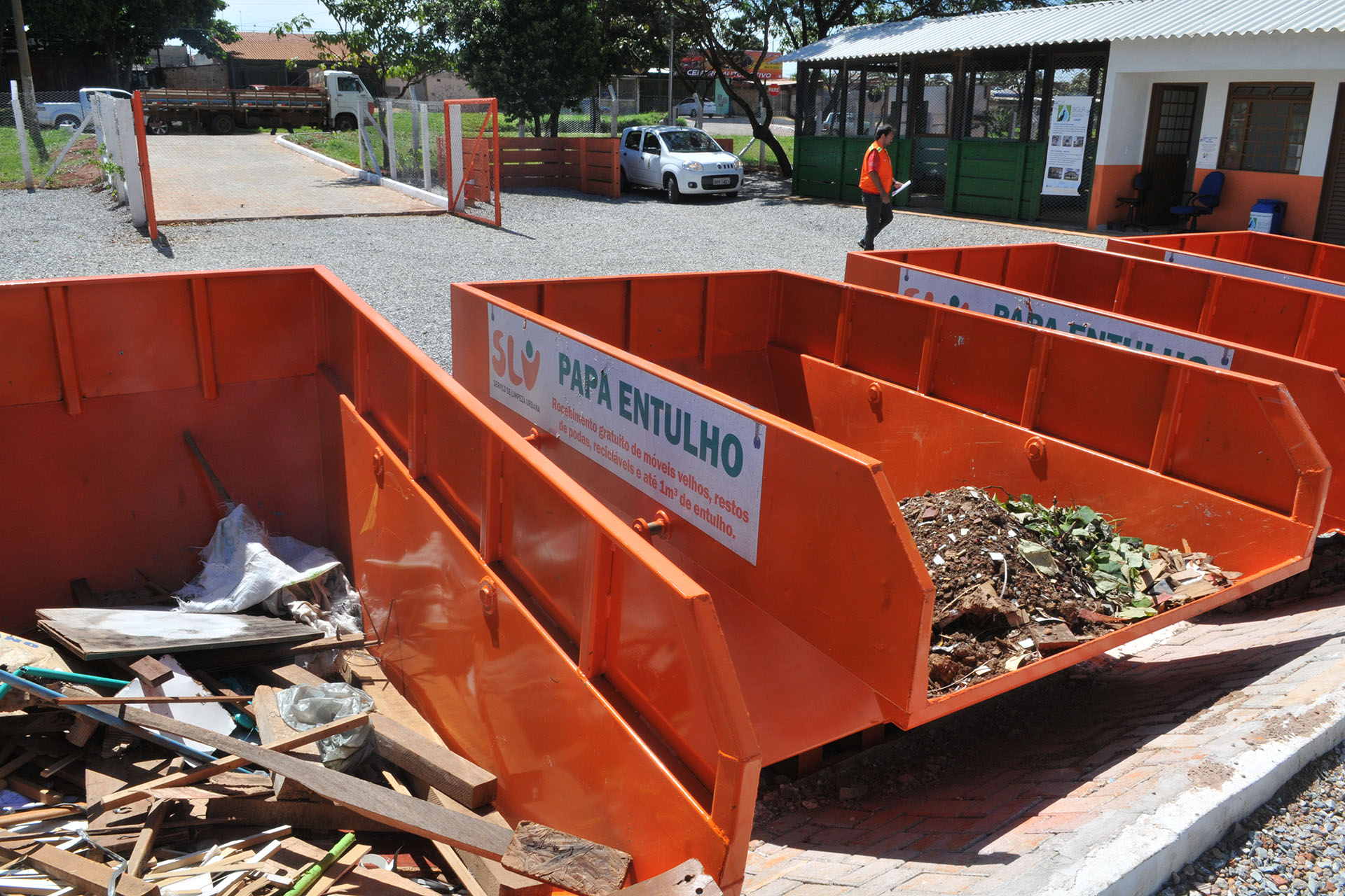 O papa-entulho em Ceilândia recebe entulho de construção civil, restos de poda, materiais recicláveis, colchões e móveis, entre outros materiais