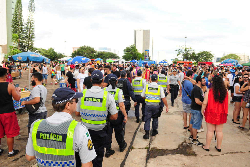 Policiais militares fazem a segurança dos foliões nos blocos que ocorreram no Setor Bancário Sul na segunda-feira (27).