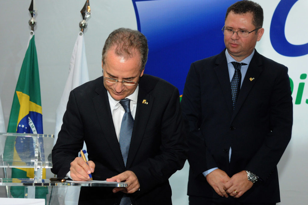 O novo presidente da CDL-DF, José Carlos Magalhães Pinto, assina o termo de posse acompanhado do ex-presidente da entidade, Álvaro Silveira Júnior.