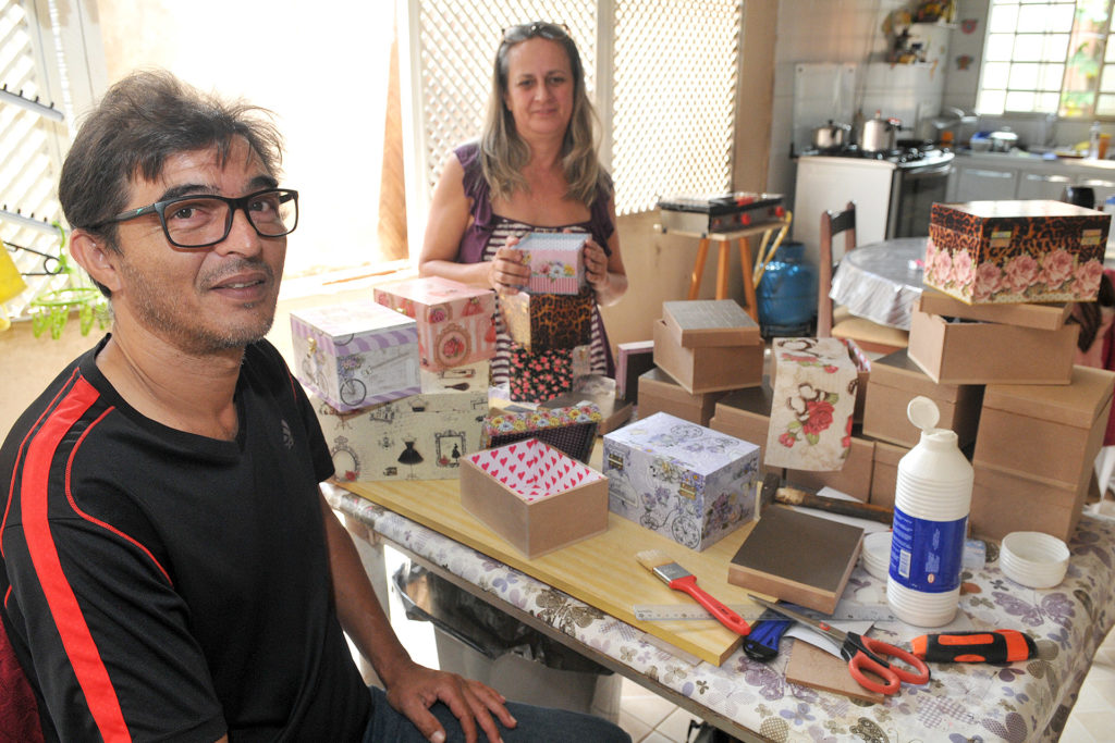O casal de artesãos Jerry da Silva, de 50 anos, e Silvânia Carneiro, de 48, receberam nesta quarta-feira (29) carta de crédito do Prospera.
