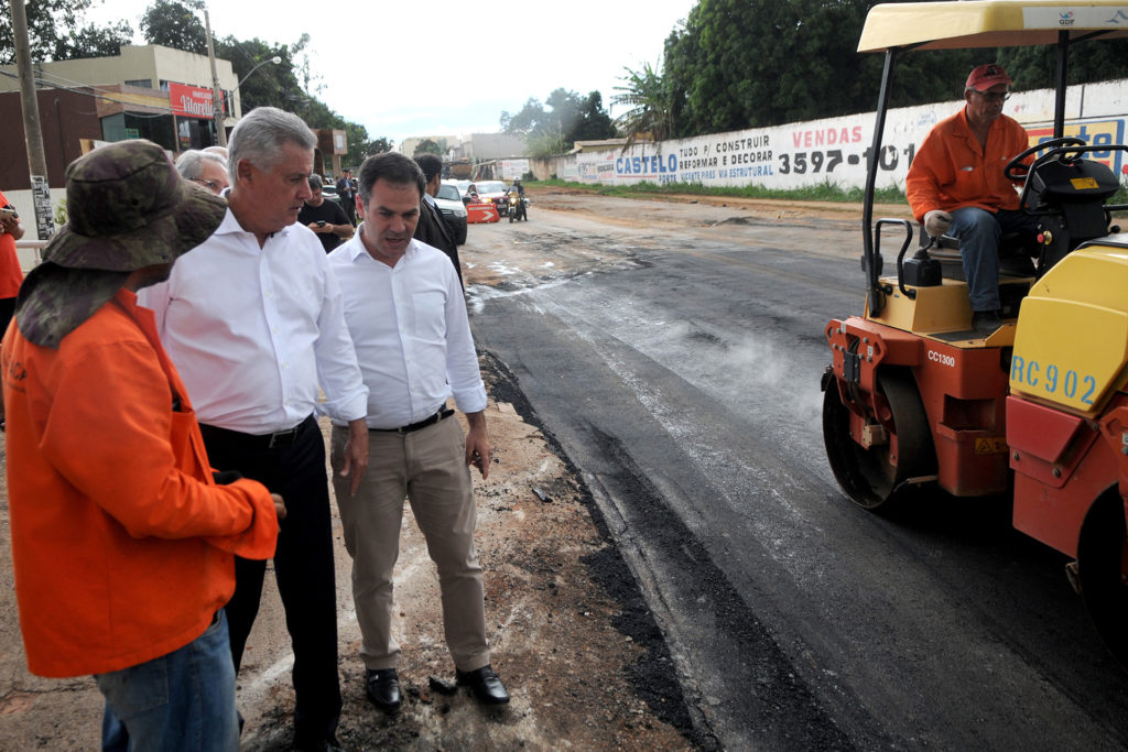 O governador de Brasília, Rodrigo Rollemberg, percorre local atingindo com o administrador interino de Vicente Pires, Júlio Menegotto.