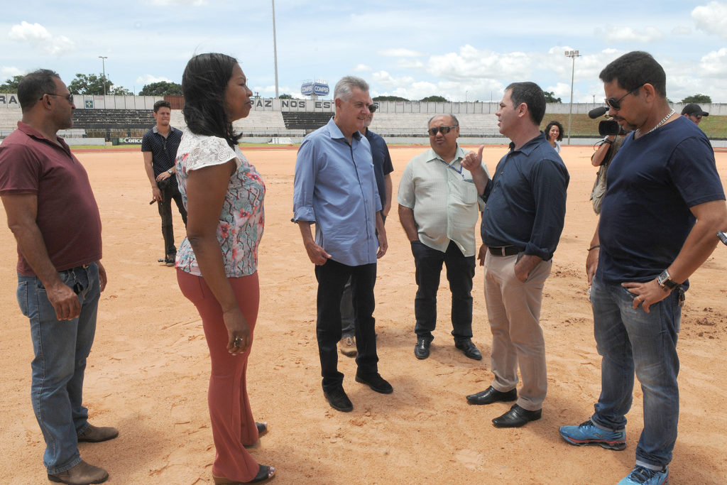 Ainda em Sobradinho, o governador Rollemberg foi ao Estádio Augustinho Lima, visitar as obras estruturais e de troca do gramado. 