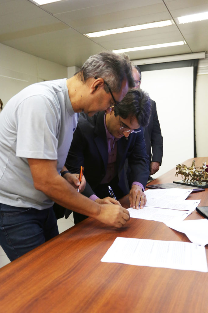 Assinatura do protocolo de intenções pelo o diretor-presidente do Metrô-DF, Marcelo Dourado, e pelo secretário do Meio Ambiente, André Lim