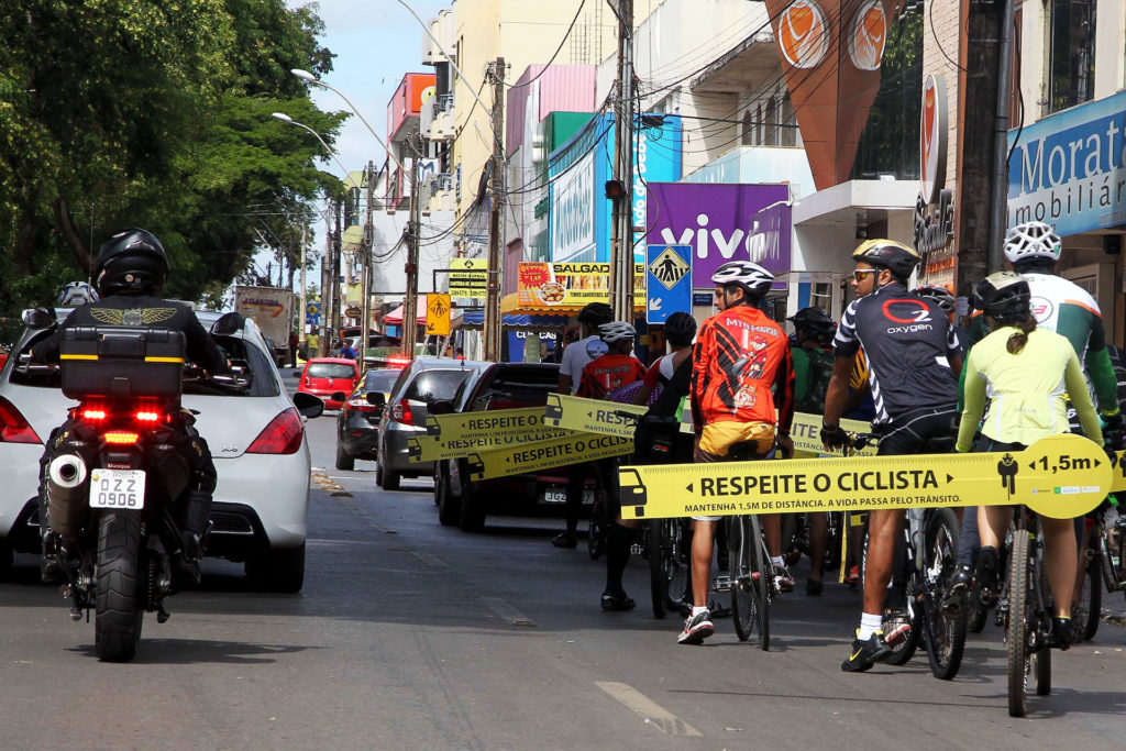 Um grupo de ciclistas participou do lançamento da campanha Ultrapasse. Não Passe, do Detran-DF, em Planaltina, neste sábado (15).