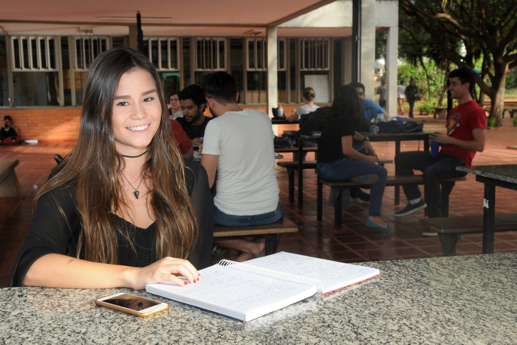 Estudante do terceiro semestre de engenharia de redes da Universidade de Brasília Isabela Lobato, de 19 anos, quer ser voluntária.
