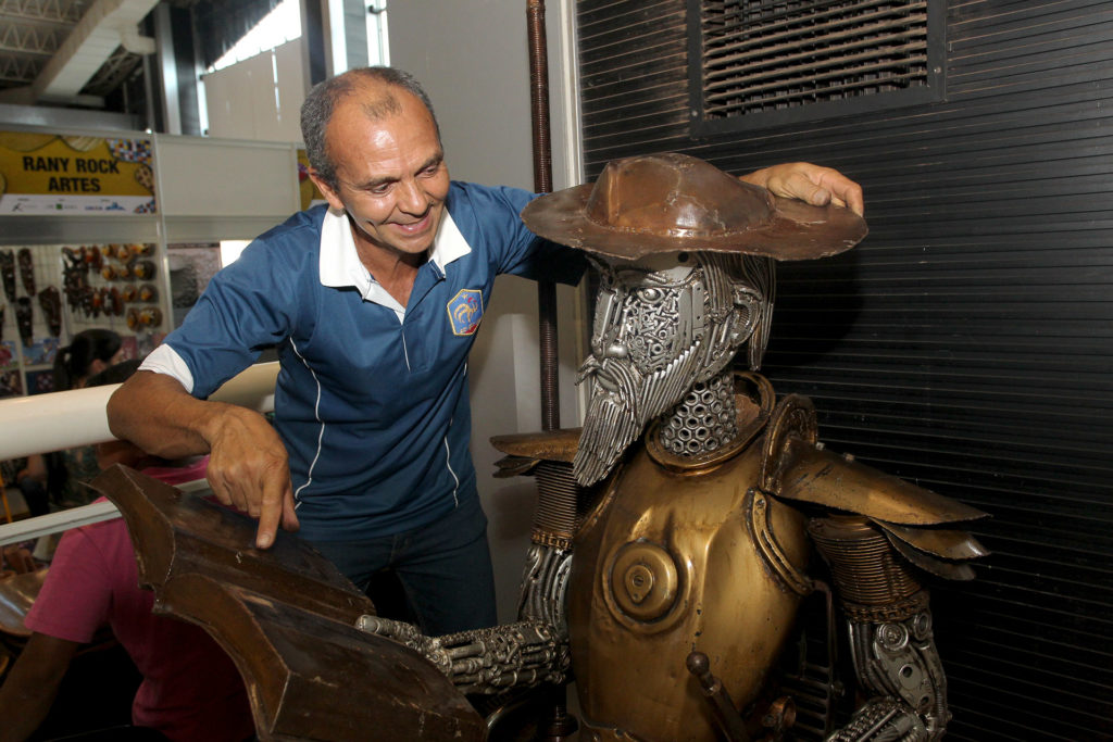 Morador do Guará, Zakeu Gomes, de 54 anos, encanta o público da 11ª Feira Internacional de Artesanato (Finnar) com peças feitas de material reciclado.
