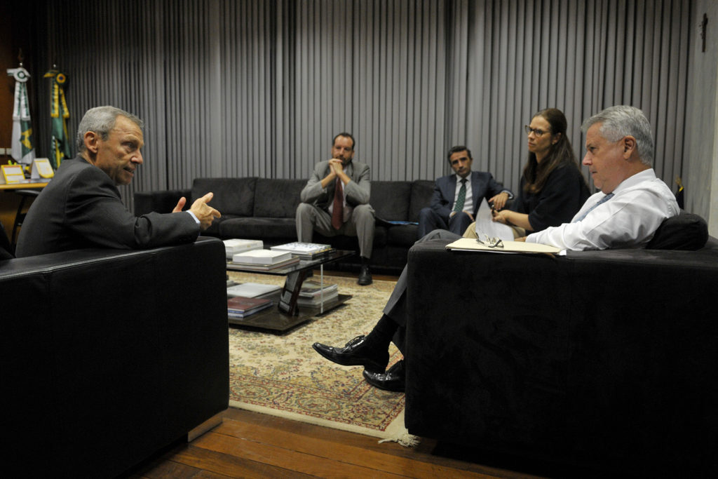 O embaixador da Espanha no Brasil, Manuel de la Cámara Hermoso, em reunião com o governador de Brasília, Rodrigo Rollemberg, nesta terça-feira (11), no Palácio do Buriti.